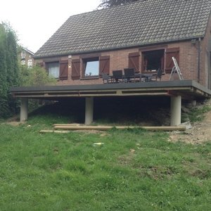 Terrasse sur piloti en bois composite