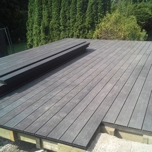 Terrasse sur piloti en bois composite