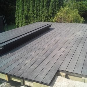 Terrasse sur piloti en bois composite