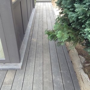 Terrasse sur piloti en bois composite