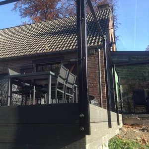 Terrasse sur piloti en bois composite